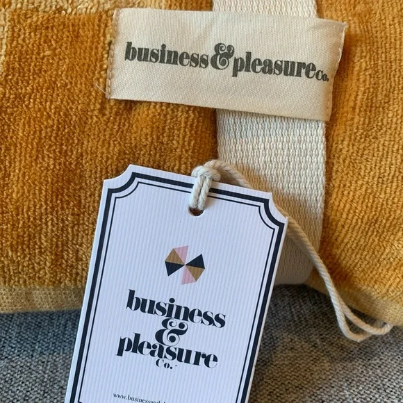 Business & Pleasure Co Luxury Holiday Beach Blanket Checkered Caramel 68"x68" - Picture 5 of 6